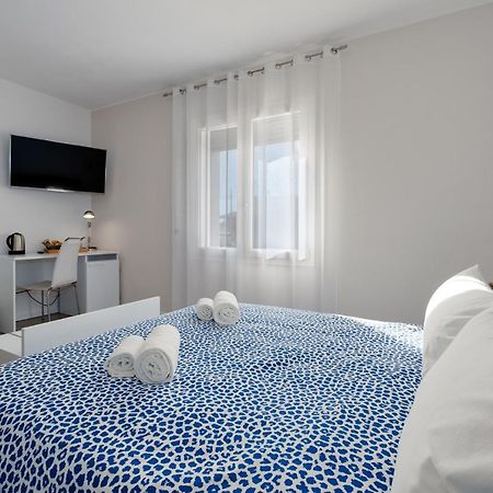 The White Building - Rooms Костермано Екстериор снимка