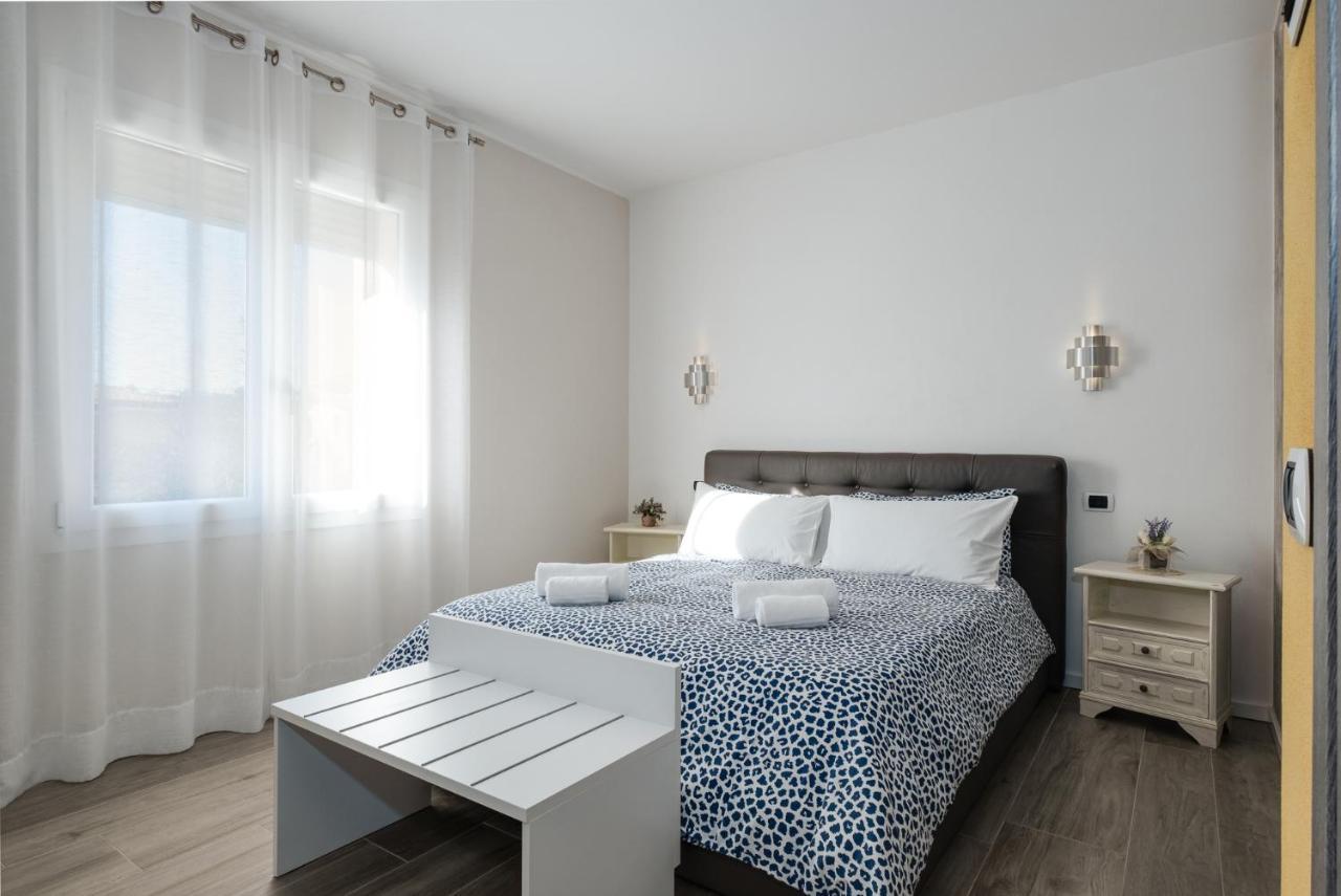 The White Building - Rooms Костермано Екстериор снимка