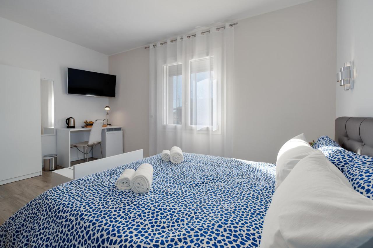 The White Building - Rooms Костермано Екстериор снимка