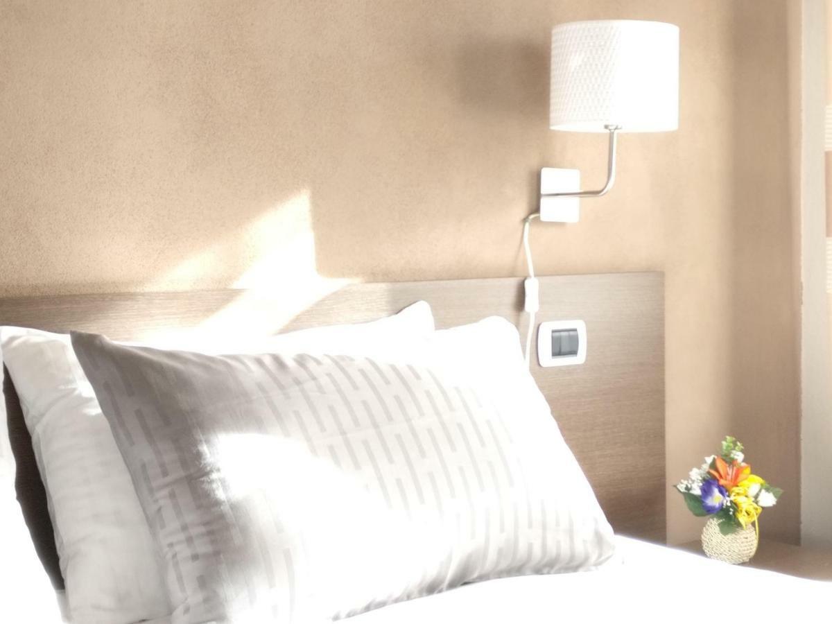 The White Building - Rooms Костермано Екстериор снимка