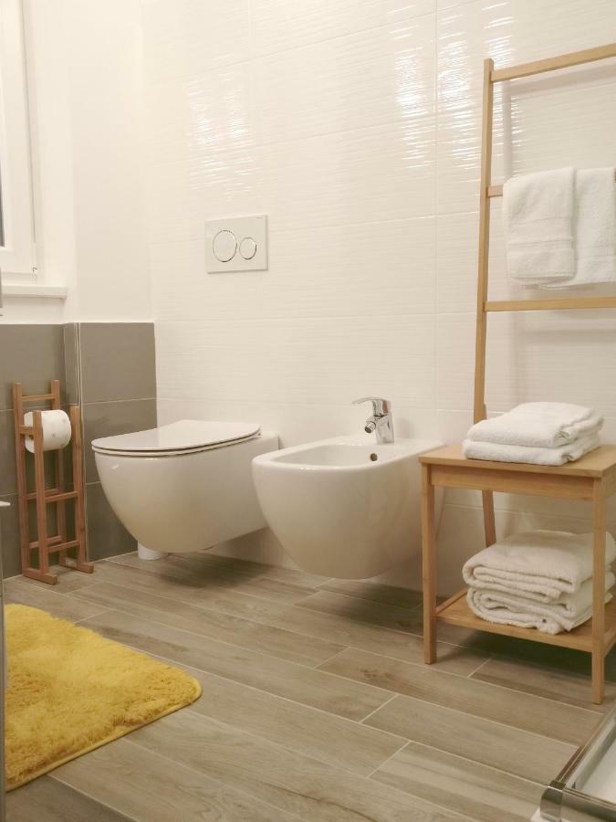 The White Building - Rooms Костермано Екстериор снимка