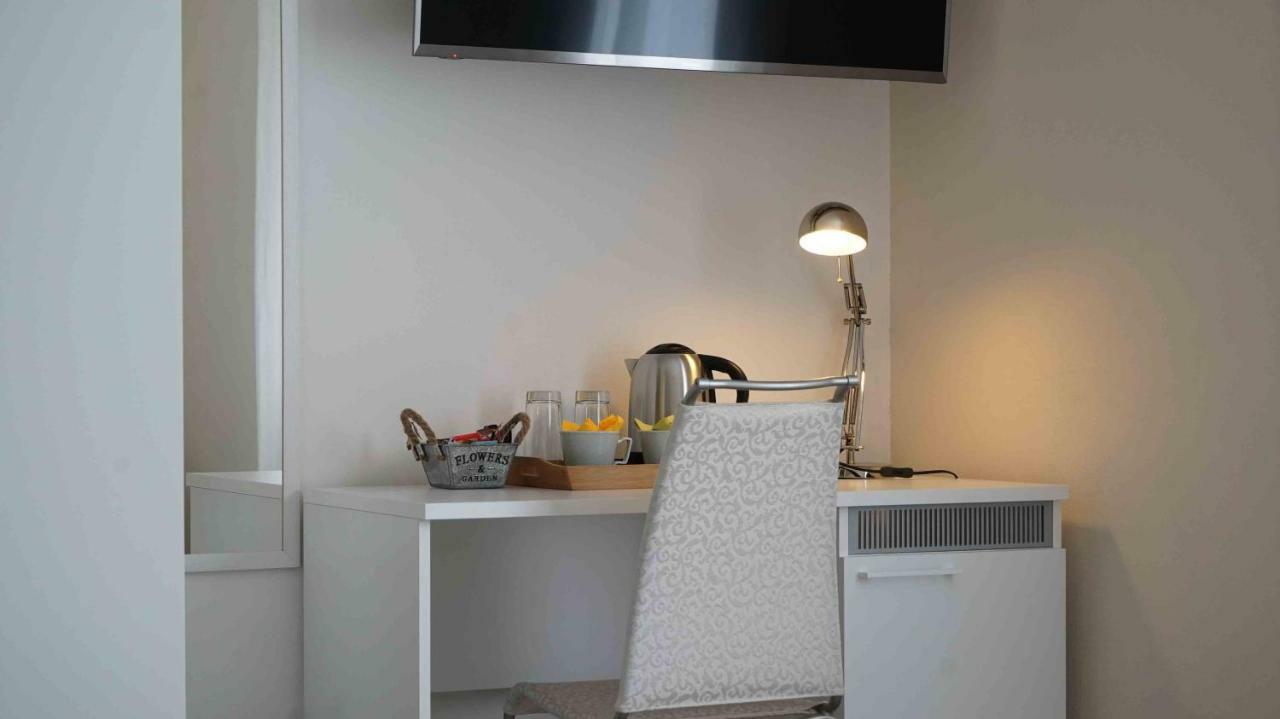 The White Building - Rooms Костермано Екстериор снимка