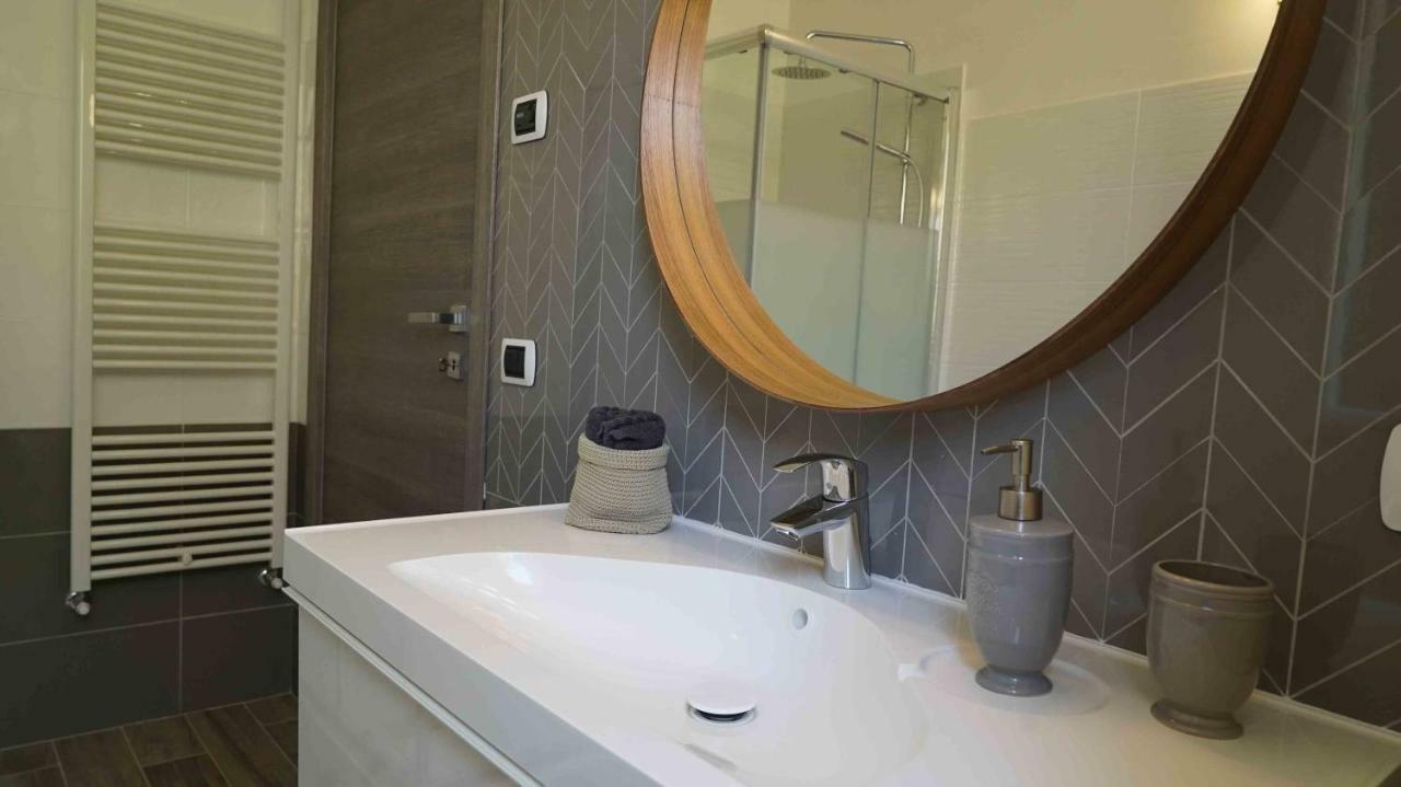 The White Building - Rooms Костермано Екстериор снимка