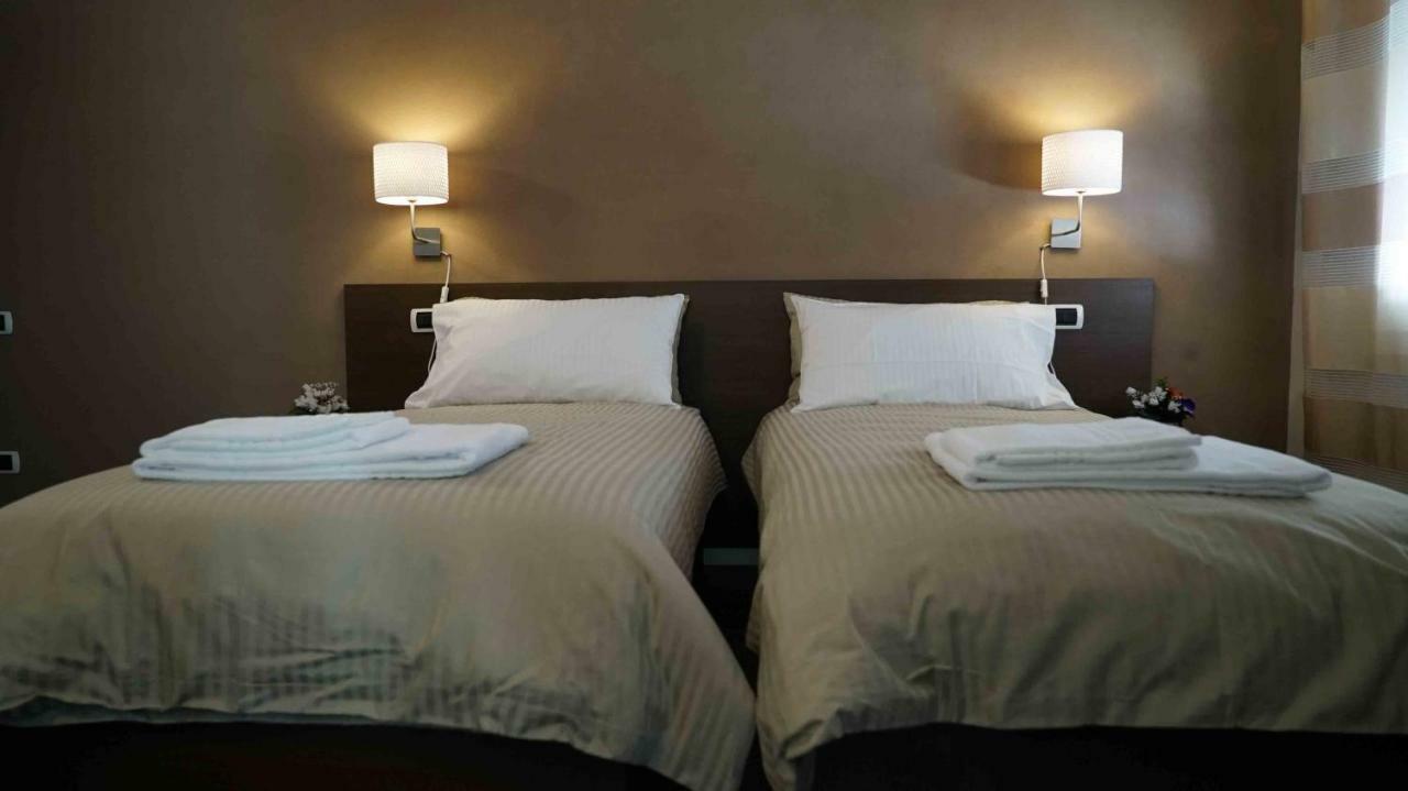 The White Building - Rooms Костермано Екстериор снимка