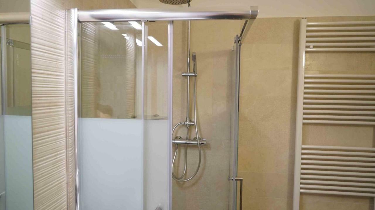 The White Building - Rooms Костермано Екстериор снимка