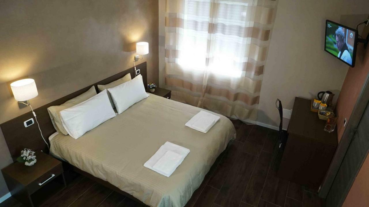The White Building - Rooms Костермано Екстериор снимка